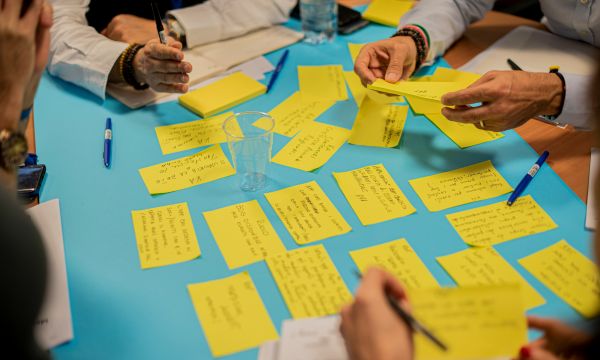 Gruppe sortiert Zettel